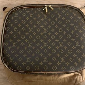 Louis Vuitton travel bag great condition, nothing like it out there